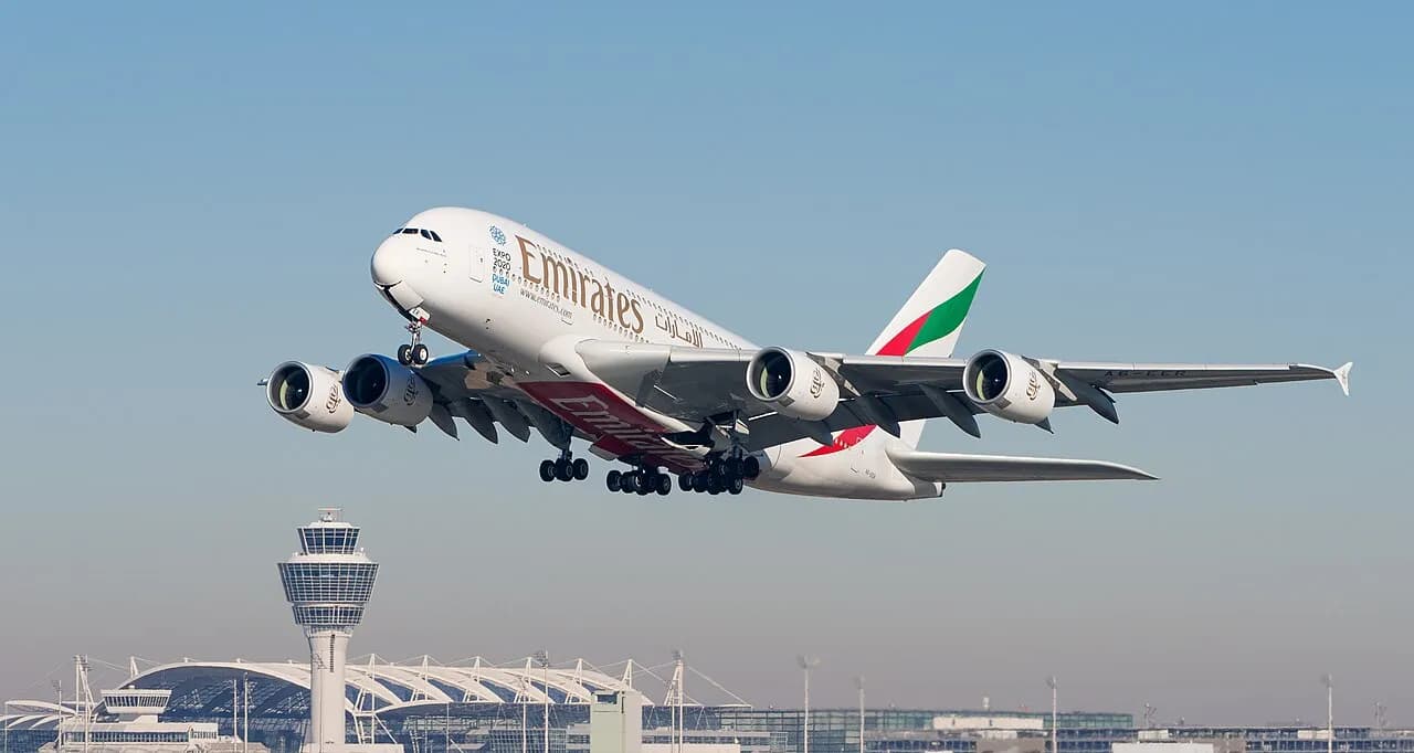 Et Emirates Airbus A380-861 fly i München.