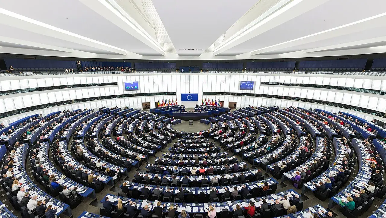 Europaparlamentets hemicykel i Strasbourg under et plenarmøde. Billedet viser salen og stemningsudtrykket fra en session i 2014.