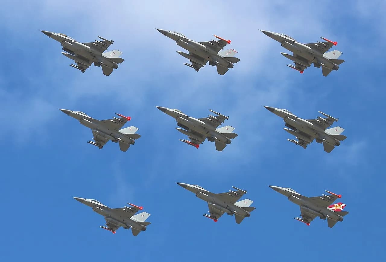 Ni F-16 fra Royal Danish Air Force flyver i en tæt diamond-formation under Danish Air Show 2014. Billedet viser flyenes konfiguration med bl.a. conformal fuel tanks og Litening G4 targeting pod.