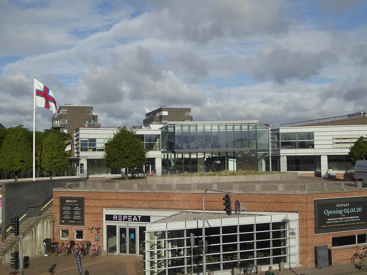 Færøernes flag er hejst ved den danske skattemyndighed i Østerbro, København. I 2016 besluttede den danske regering, at offentlige institutioner skal flage med Færøernes og Grønlands flag på deres nationale mærkedage.