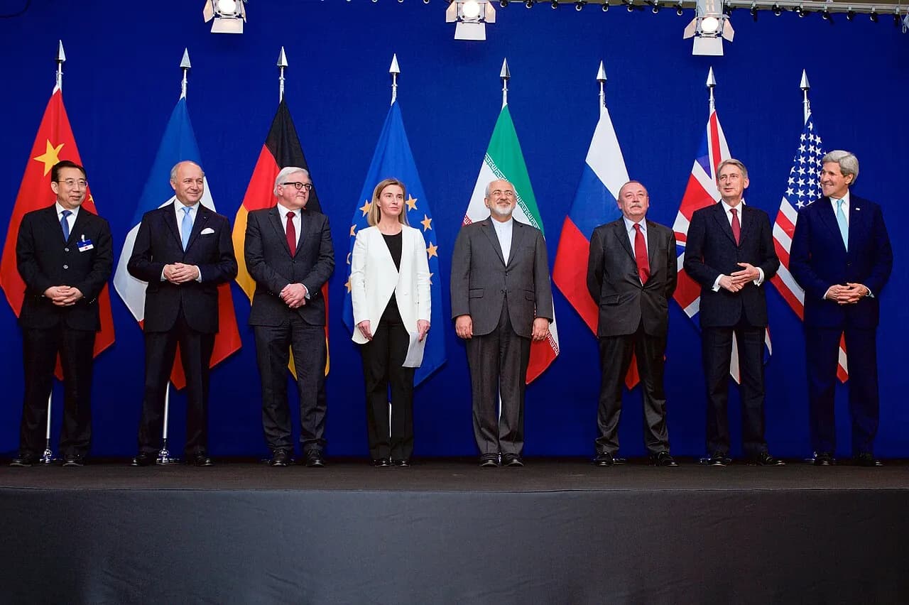 Udenrigsministrene og øvrige embedsmænd fra P5+1, EU og Iran præsenterer en rammeaftale for et omfattende atomprogram. Fotoet er taget i EPFL Learning Centre i Lausanne.