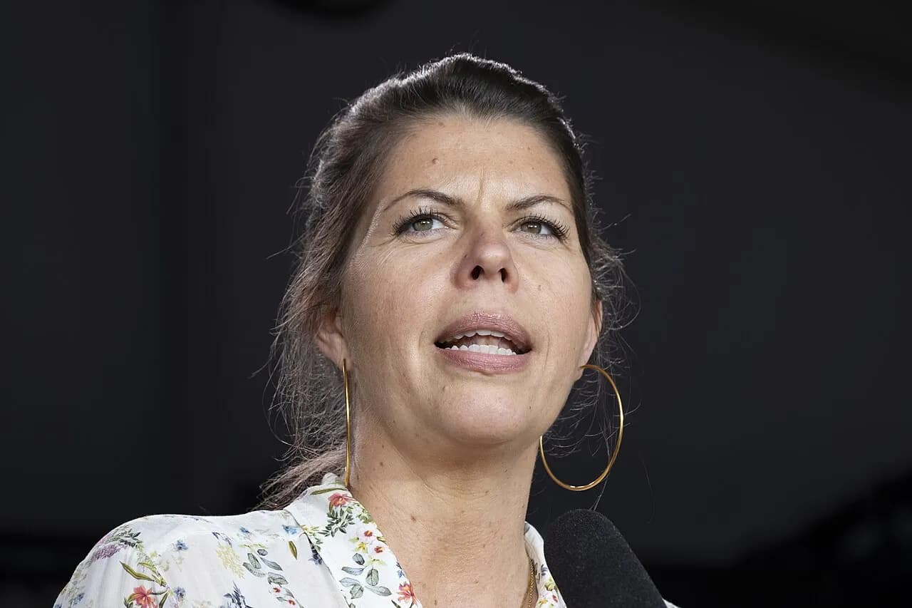 Franciska Rosenkilde optræder ved Folkemødet på Cirkuspladsen. Billedet viser en scene-/taleopsætning i forbindelse med arrangementet.