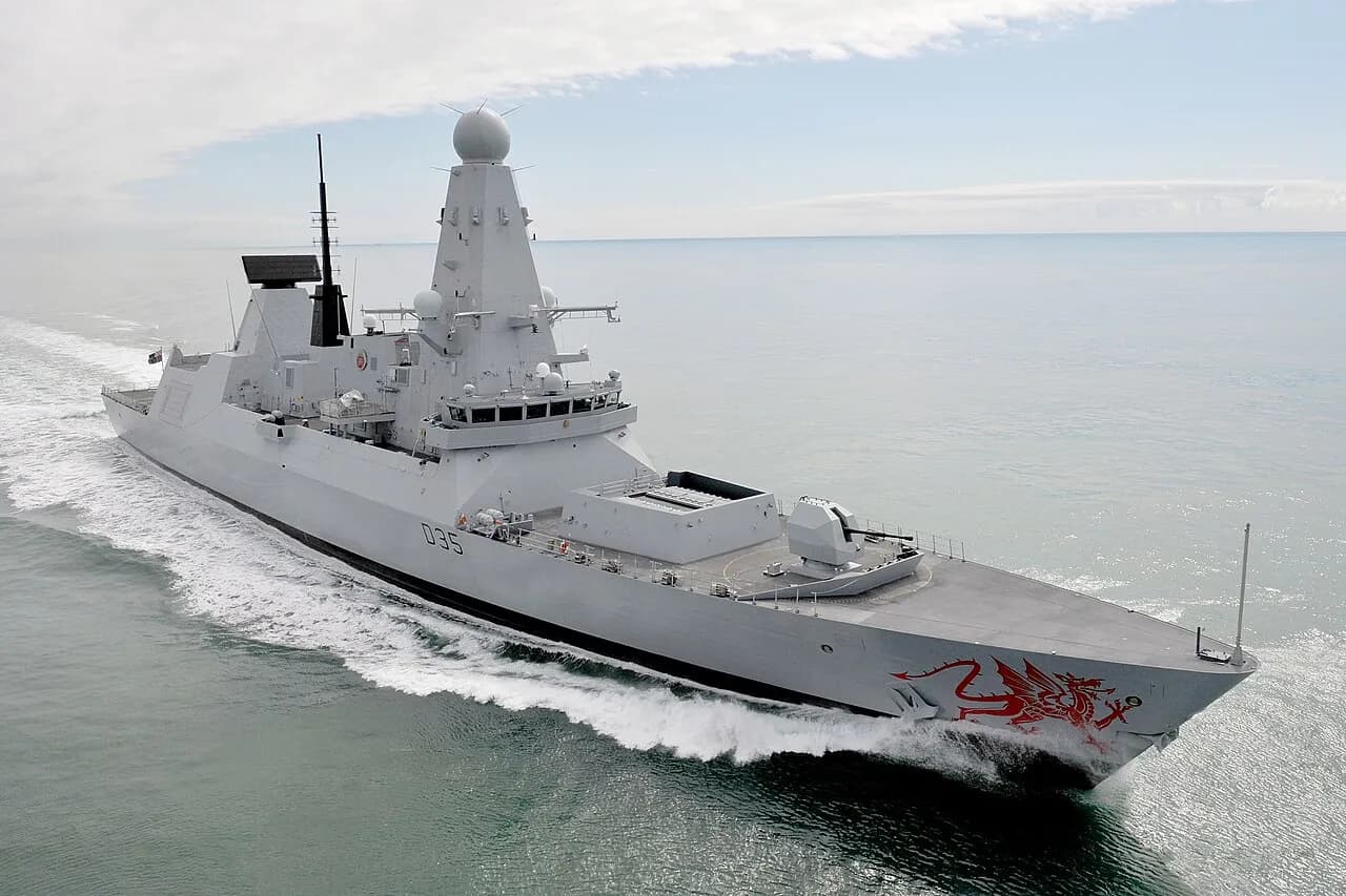 Royal Navy’s destroyer HMS Dragon (Type 45) ses under øvelser i Den Engelske Kanal. Skibet er udstyret med avancerede luftforsvarssystemer og indgår i en moderne klasse af destroyere.