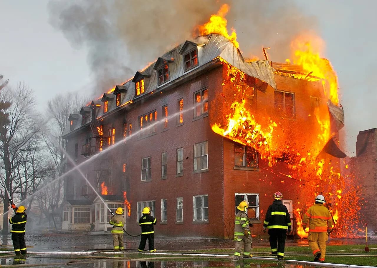 Et dramatisk foto af en stor brand inde i et forladt kloster i Massueville, Quebec, Canada. Billedet viser flammernes intensitet og den særlige vinkel, som krævede adgang via brandfotograf-credentials.