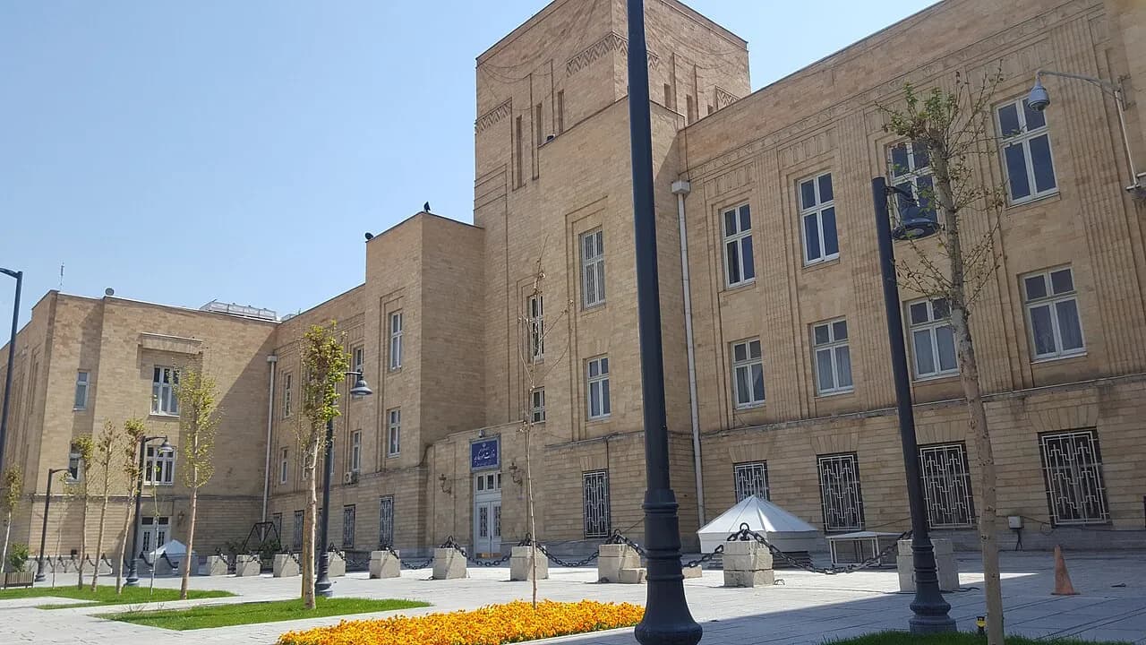 Et foto af hovedbygningen for Irans udenrigsministerium. Billedet viser bygningens facade og arkitektoniske udtryk.