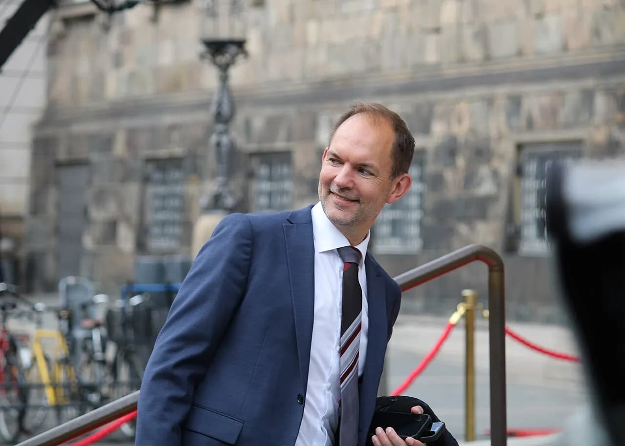 Jeppe Bruus fotograferet i Rigsdagsgården ved Christiansborg i forbindelse med Folketingets åbning.