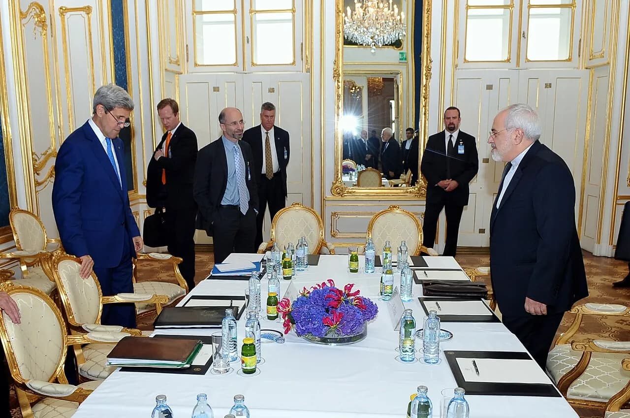 U.S. Secretary of State John Kerry forbereder sig på at mødes med Irans udenrigsminister Mohammad Javad Zarif i Wien. Fotoet er taget før en anden bilateral runde med fokus på Irans atomprogram.
