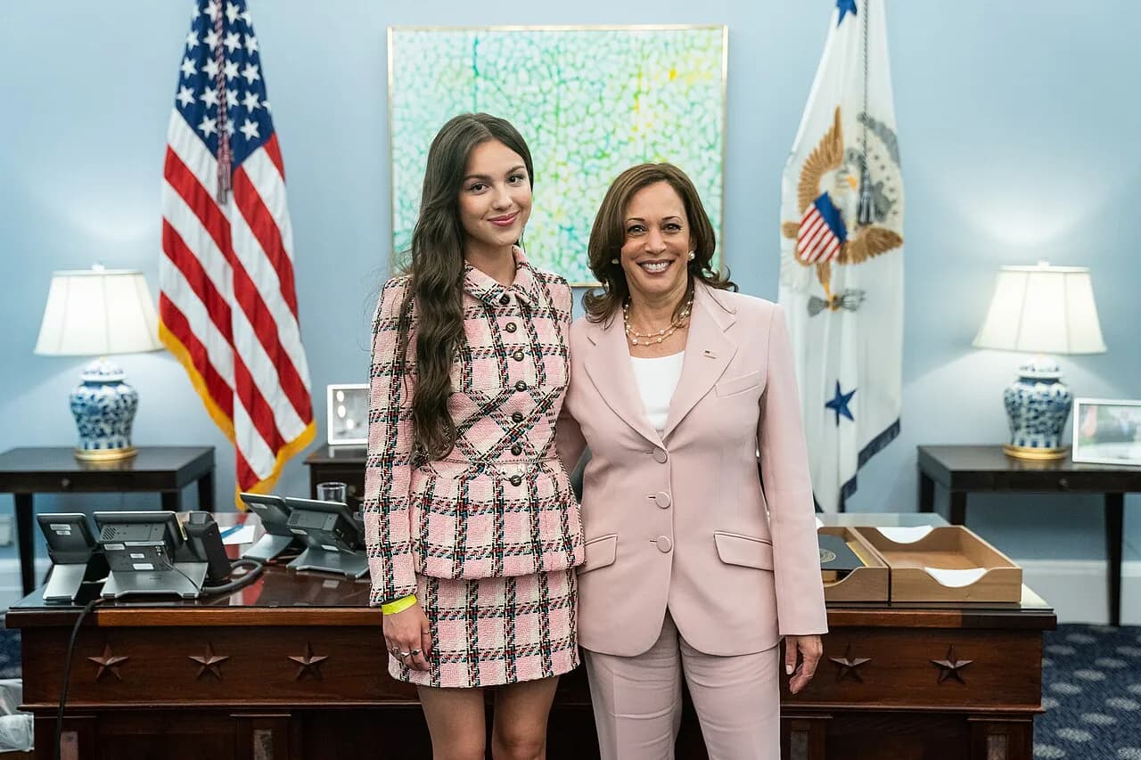Vicepræsident Kamala Harris poserer til fotos sammen med sangerinden Olivia Rodrigo i Det Hvide Hus. Billedet er taget i West Wing-kontoret den 14. juli 2021.