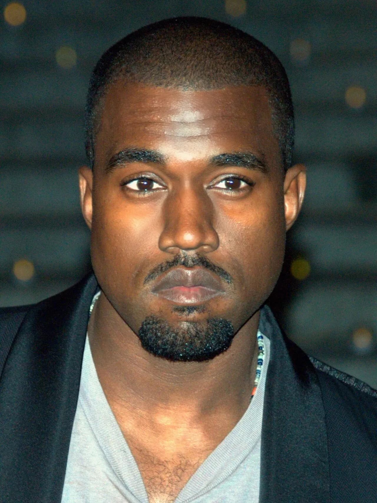 Kanye West ses ved Vanity Fairs kickoff-event for Tribeca Film Festival i 2009. Fotografiet er beskåret og viser ham i forbindelse med arrangementet.