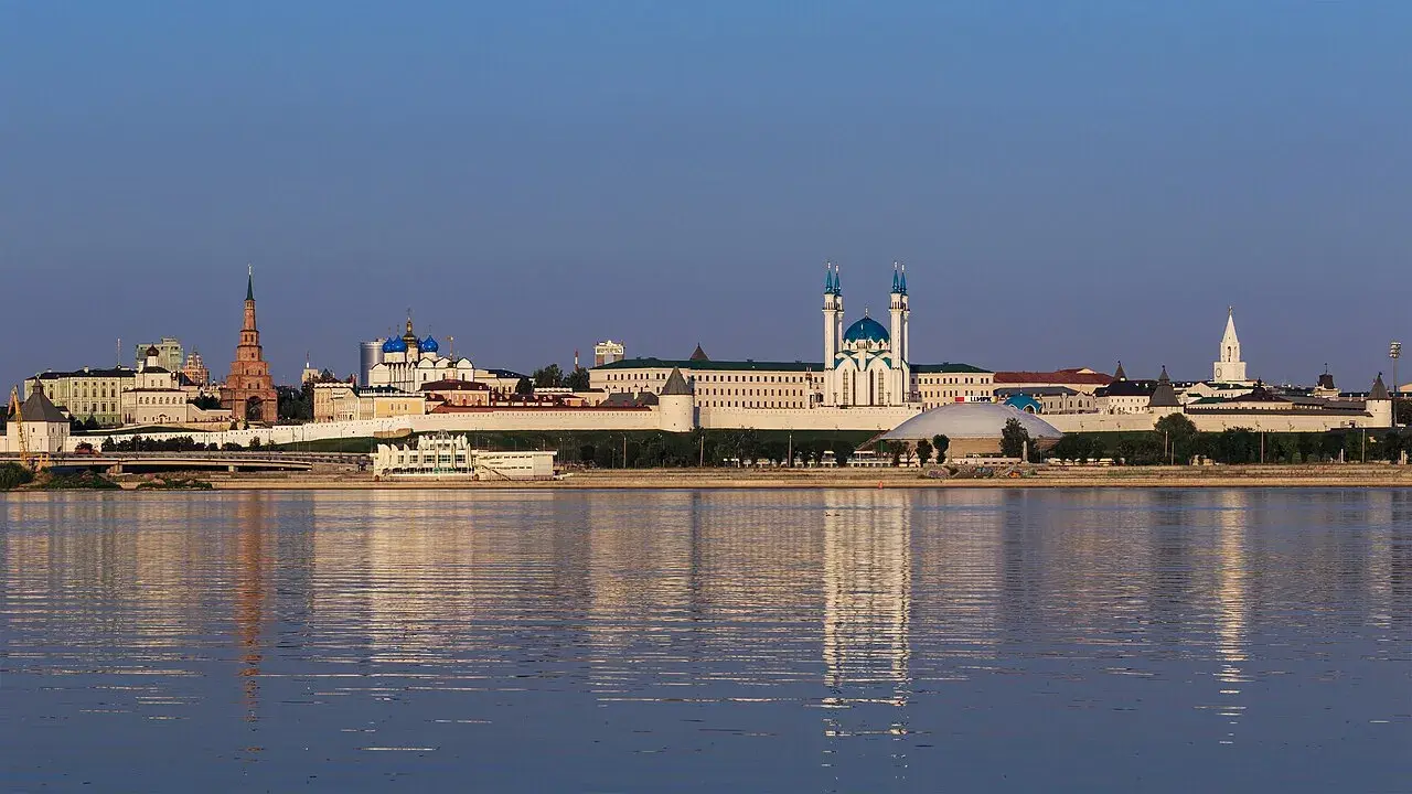Et eksteriørbillede af Kazan Kremlins bygningskompleks i Rusland. Fotoet viser dele af Kremlins arkitektur og omgivelser.