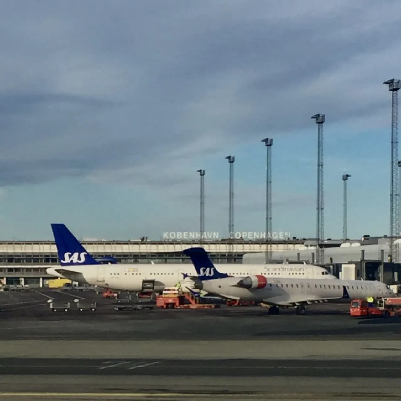 Københavns Lufthavn (Kastrup) på Amager, som er den travleste lufthavn i Norden. Billedet understreger lufthavnens rolle som transportknudepunkt for Skandinavien.