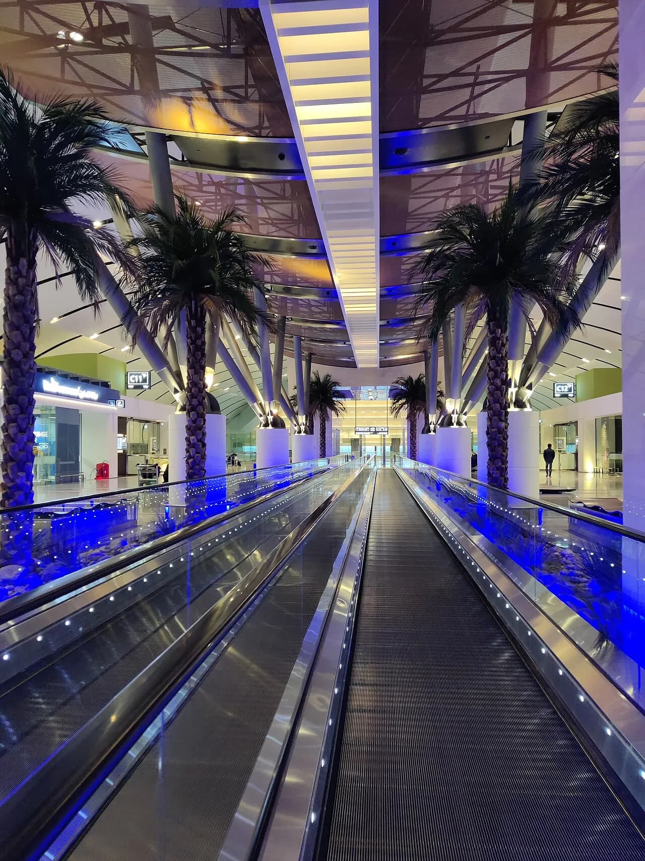 Et foto af Kuwait Lufthavn med tydelig infrastruktur og lufthavnsfaciliteter. Billedet viser lufthavnsområdet i et overskueligt perspektiv.