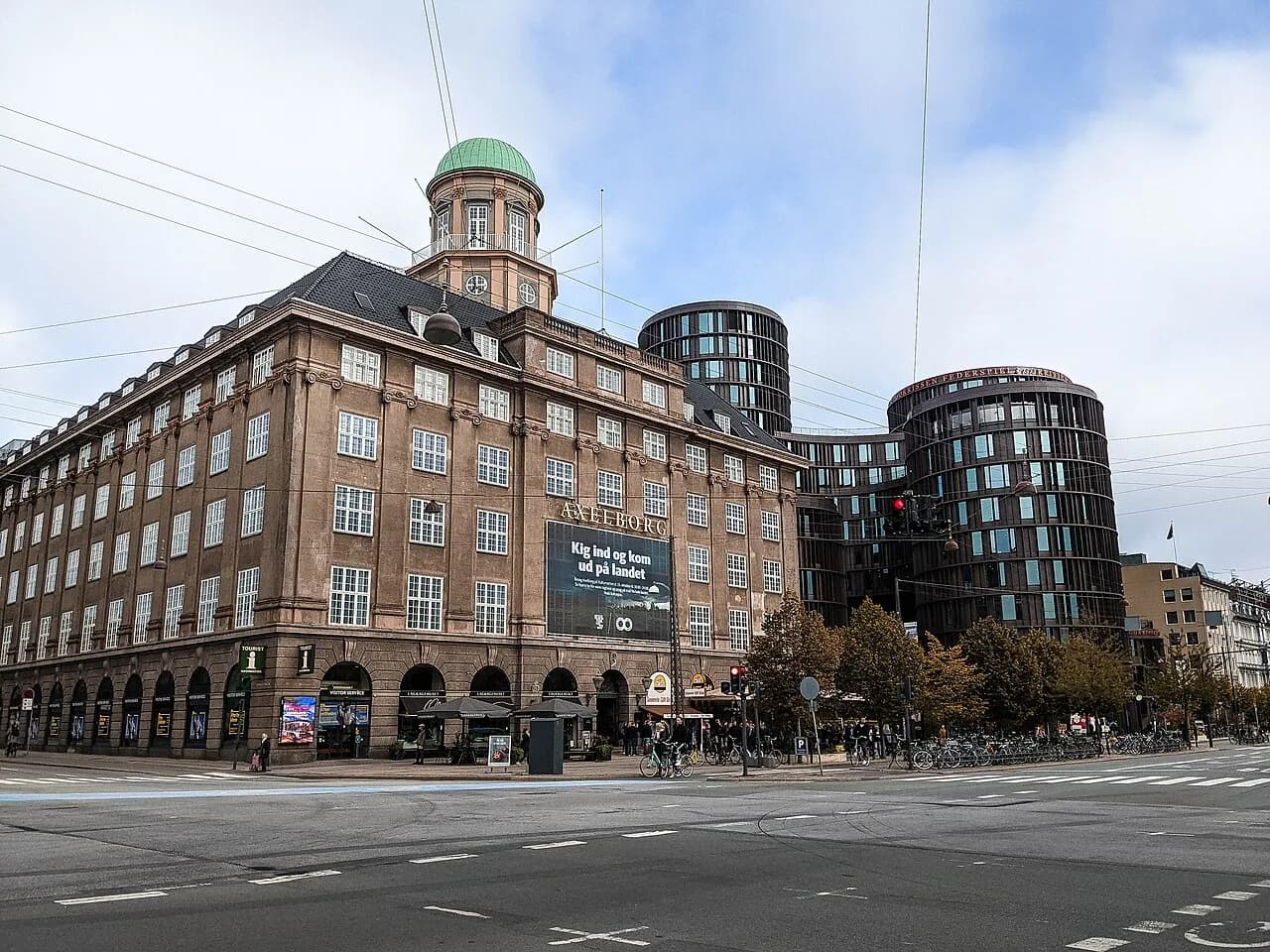 Landbrug & Fødevarers hovedkontor, Axelborg, i København. Billedet viser bygningen som kontekst for organisationens tilstedeværelse i byen.