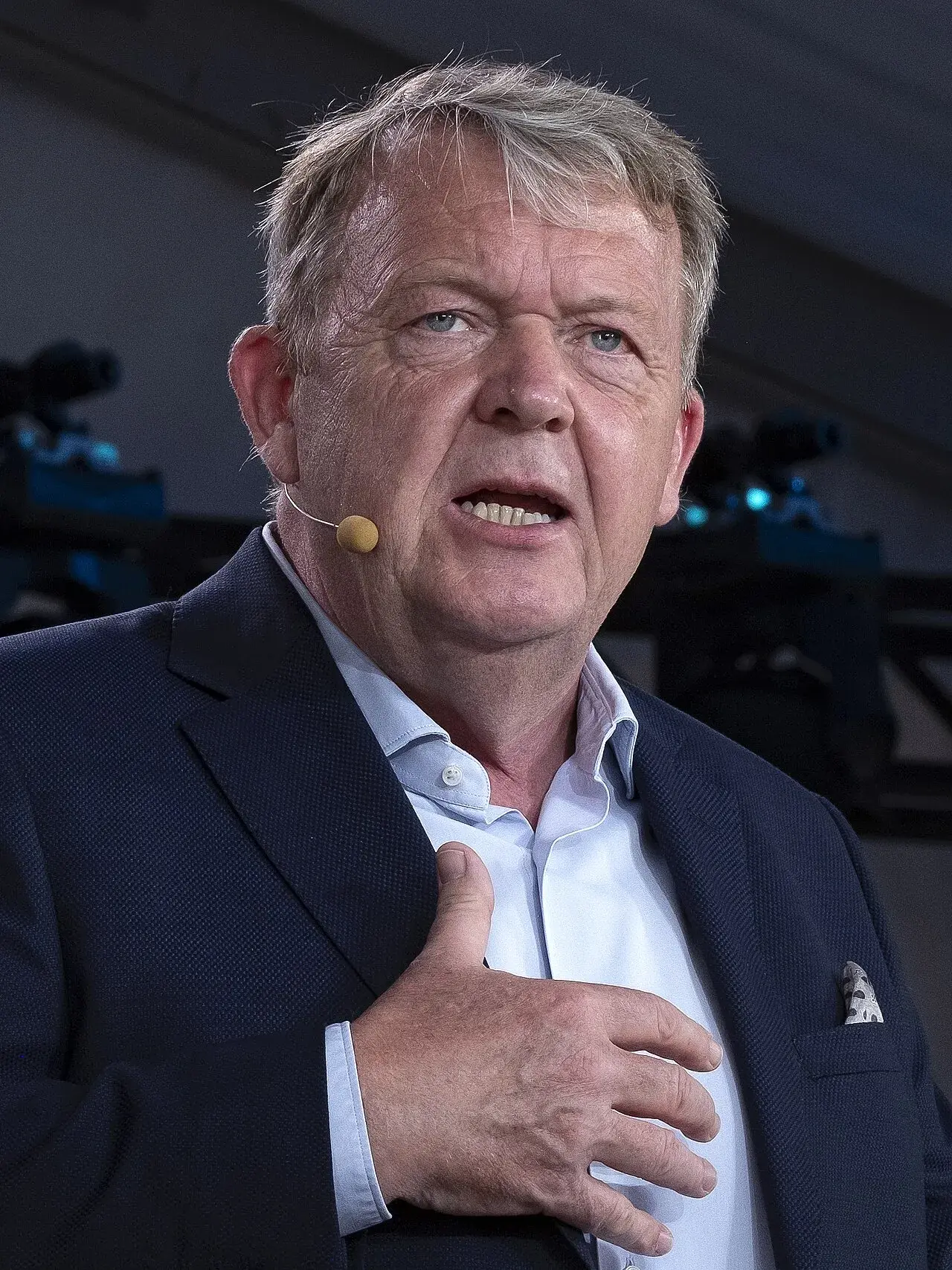 Lars Løkke Rasmussen ses under et Folkemøde-arrangement i Allinge i 2023. Billedet er beskåret og fokuserer på politikeren.