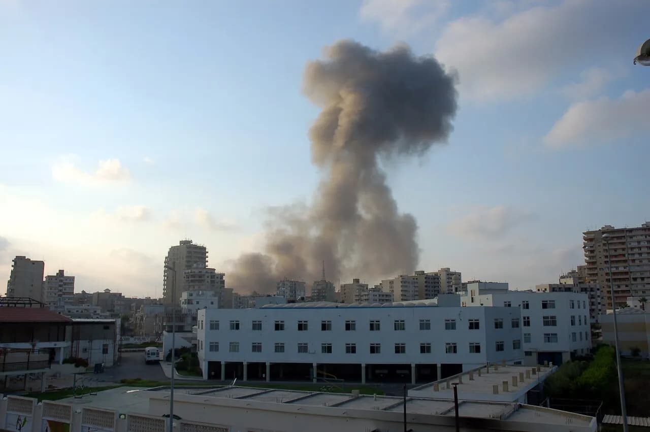 Støv og røg stiger efter nedslaget af to 500 lb laserstyrede bomber under et israelsk luftangreb på Tyre. Billedet dokumenterer øjeblikket efter impact.