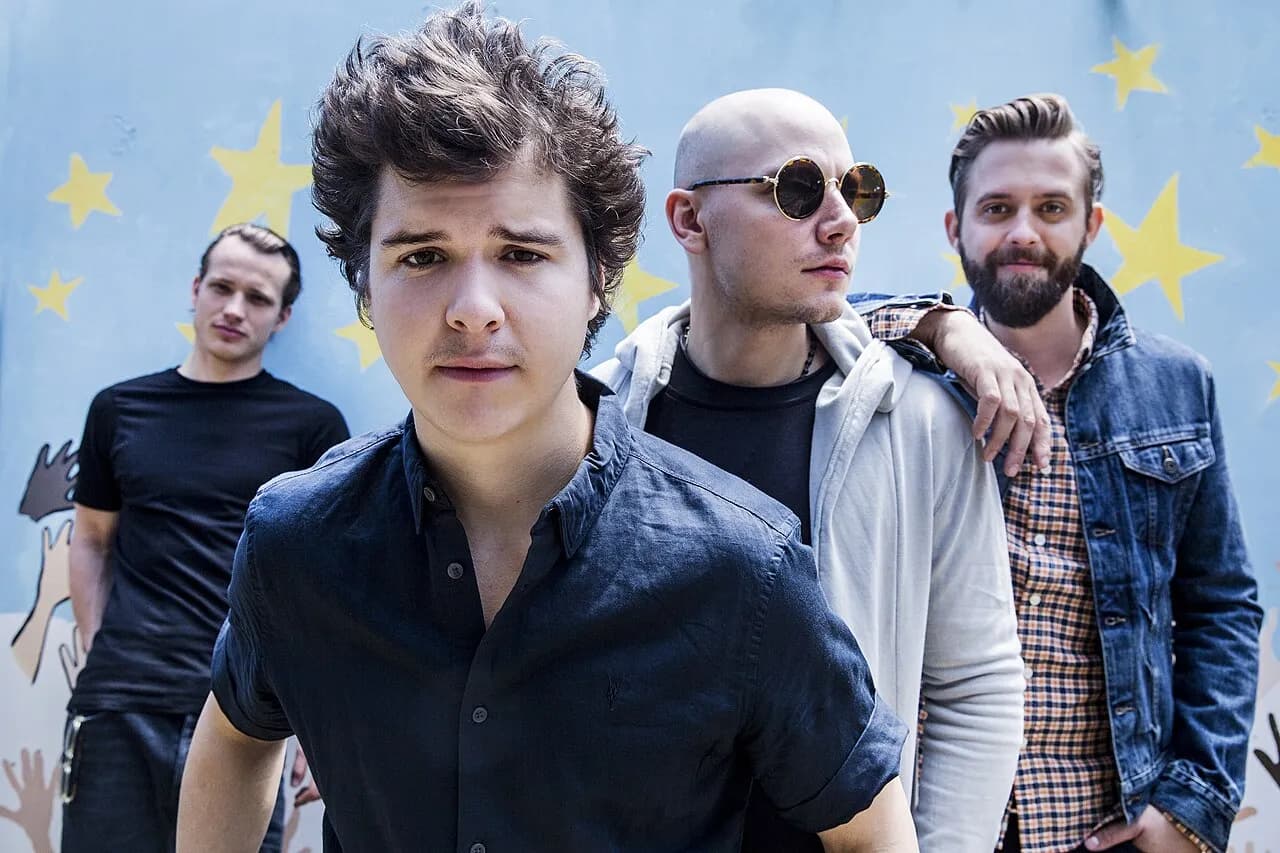 Et pressefoto af Lukas Graham fra Warner Bros. Records. Billedet er velegnet som redaktionelt portræt i forbindelse med omtale af bandet.