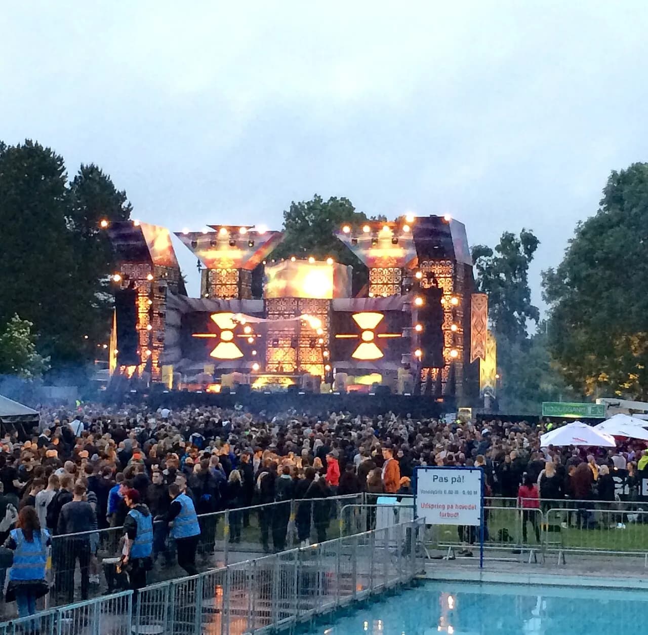 MagicBox-scenen i Odense Friluftsbad på Tinderbox Festival 2015. Billedet viser scenen under festivalen.