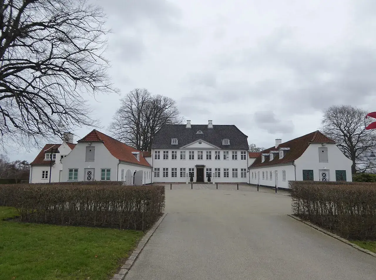 Marienborg i København, som bruges som bolig for den danske statsminister og til repræsentative formål. Billedet viser bygningen i et offentligt tilgængeligt perspektiv.