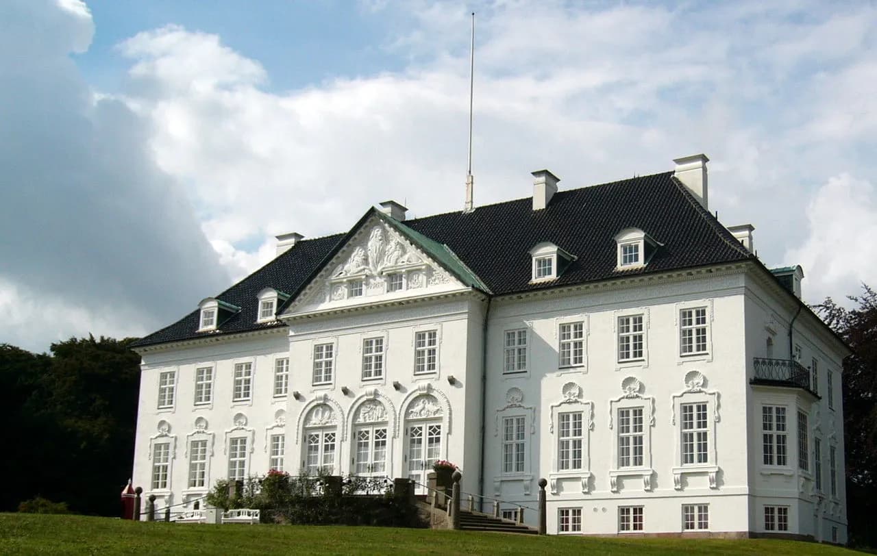 Marselisborg Slot set udefra. Billedet viser slottets fremtrædende facade i et roligt, naturligt miljø.
