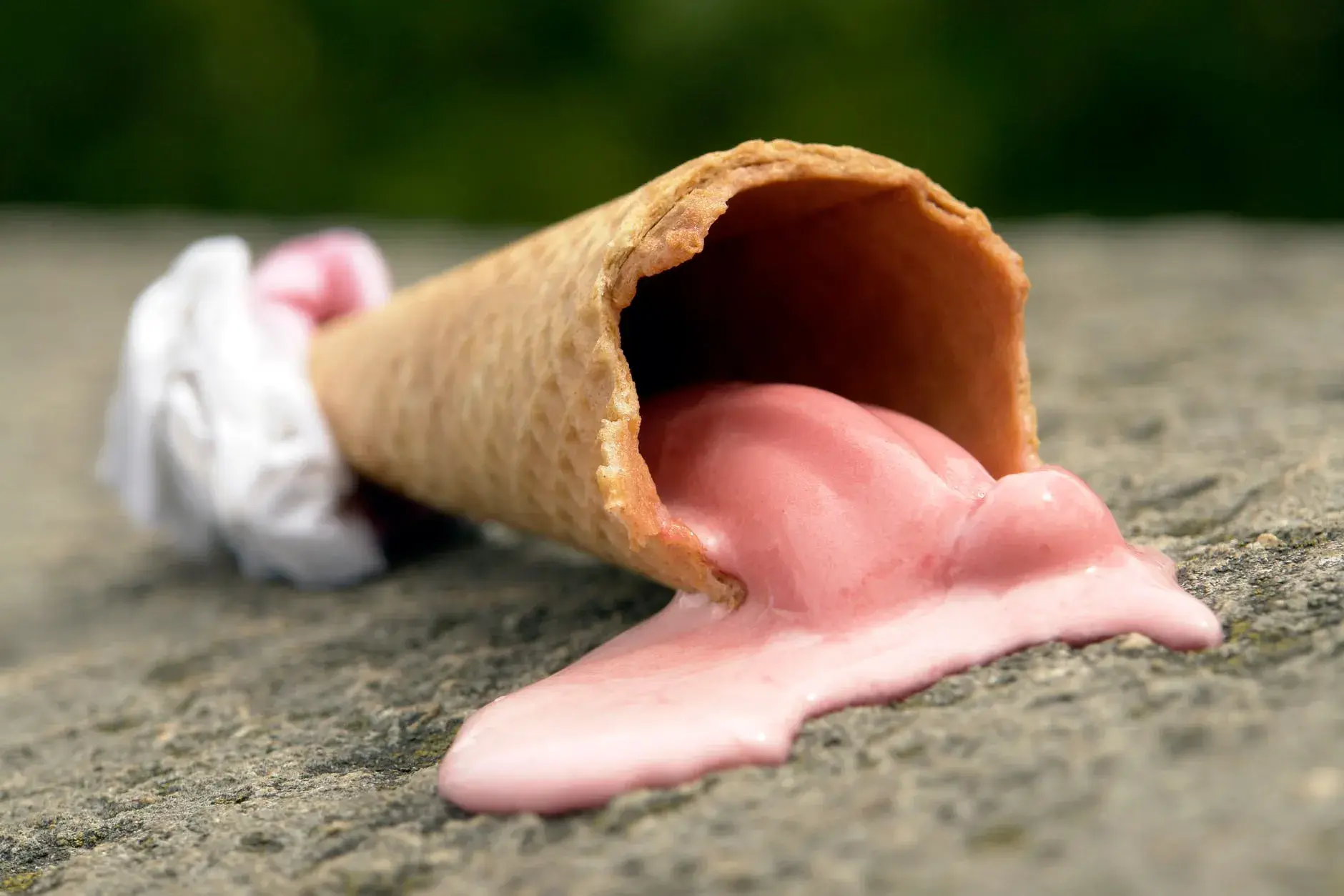 En smeltende iskrem på en stenoverflade, der højler sommerens varme.