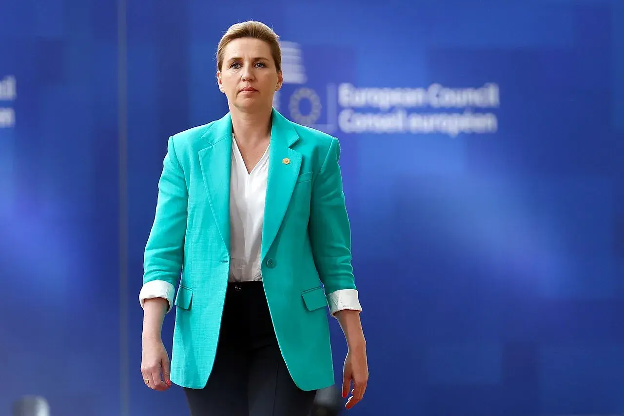 Mette Frederiksen ses i forbindelse med et uformelt ledermøde. Billedet er velegnet som illustration af dansk deltagelse i europæisk politik.