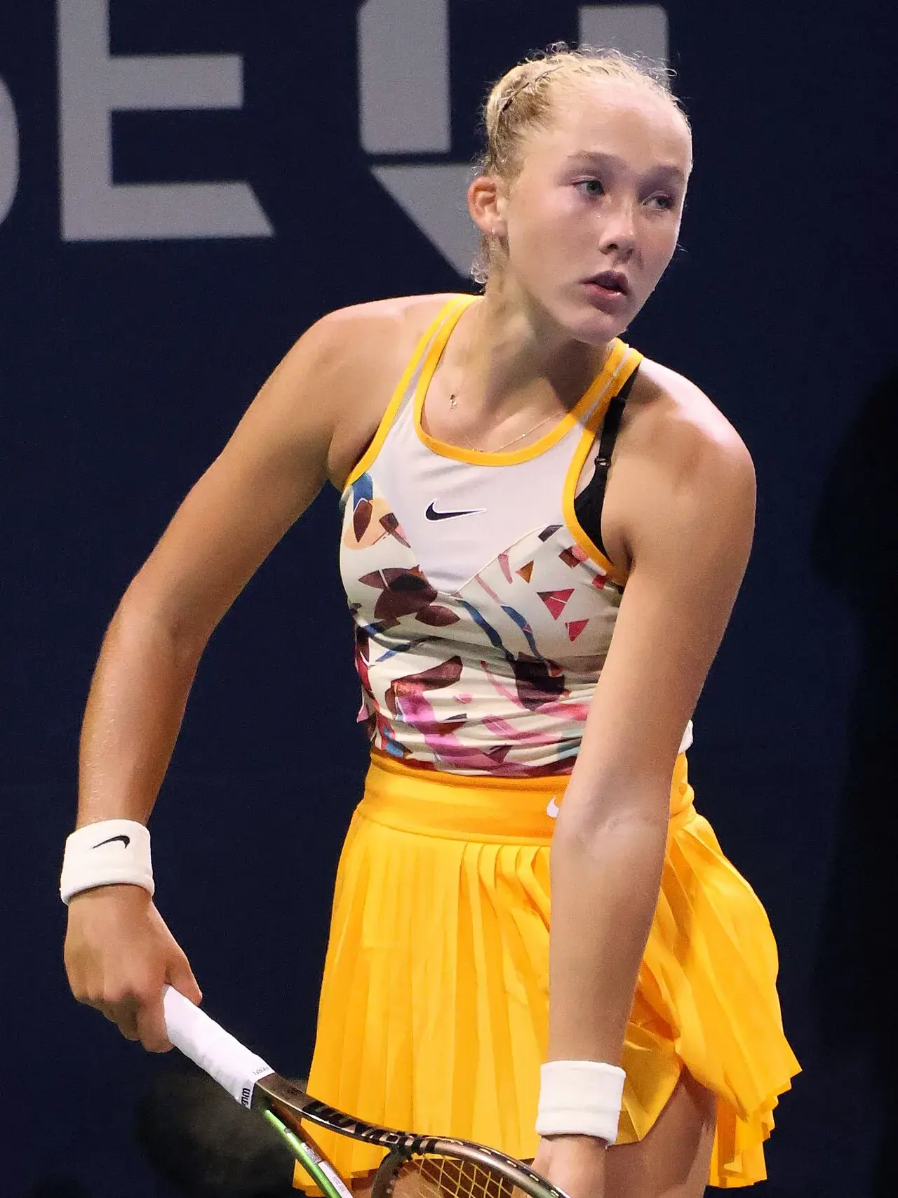 Mirra Andreeva spiller i første runde ved US Open 2023. Billedet er beskåret og viser hende i aktion under kampen.