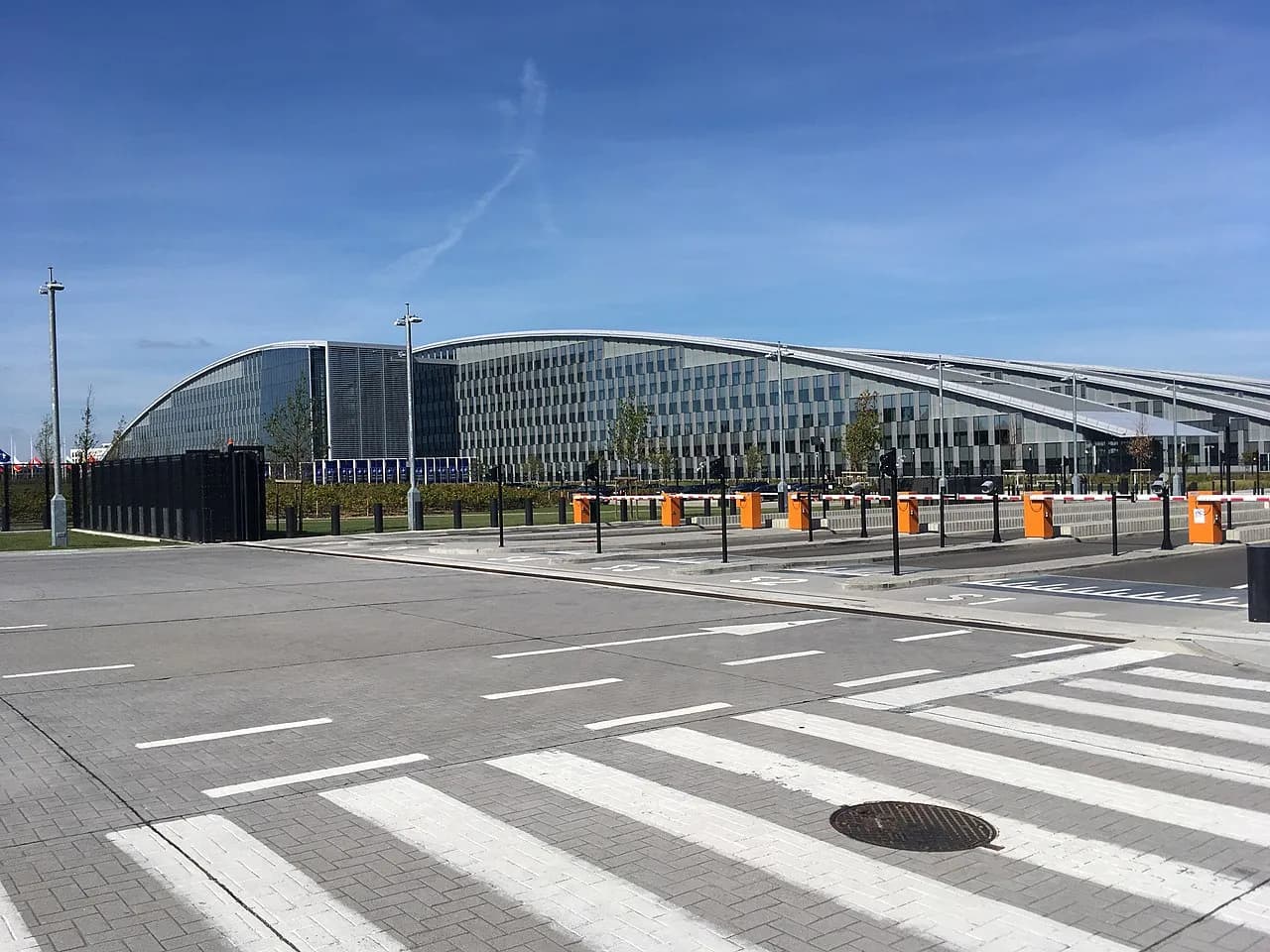 Udsigt til NATO’s hovedkvarter i Bruxelles. Billedet viser bygningens arkitektur og placering i byen.