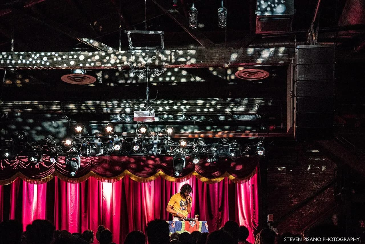 Foto fra Northside Festival 2018 på Brooklyn Bowl. Billedet viser en optræden med musikeren Milo.