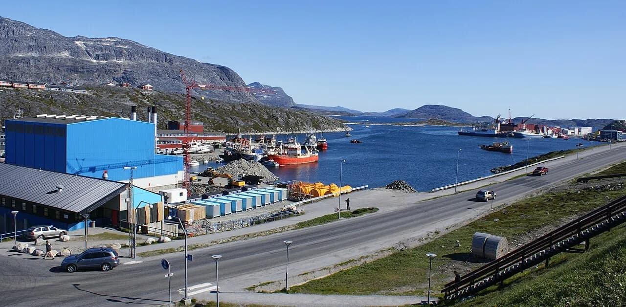 Udsigt over Nuuk Havn i Grønland. Billedet viser havneområdet og byens kystnære omgivelser.