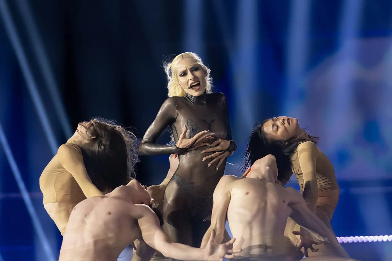 To lokomotiver af typen 1116 blev malet i et særligt Eurovision-design i forbindelse med konkurrencen i Wien. Billedet viser et af de udsmykkede tog.