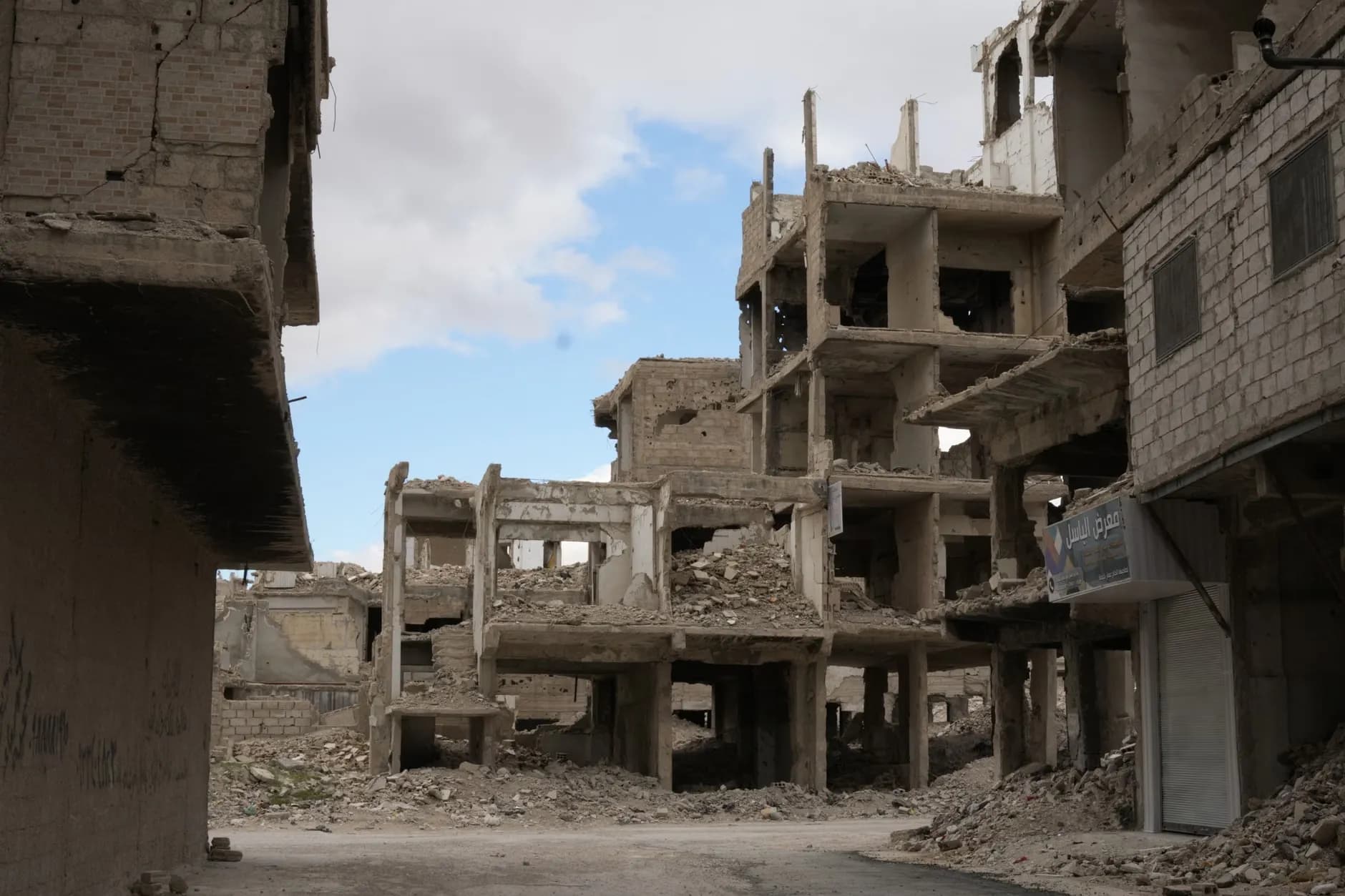 Et chokerende billede af forladte og ødelagte bygninger i Damascus, der viser konfliktens virkninger.