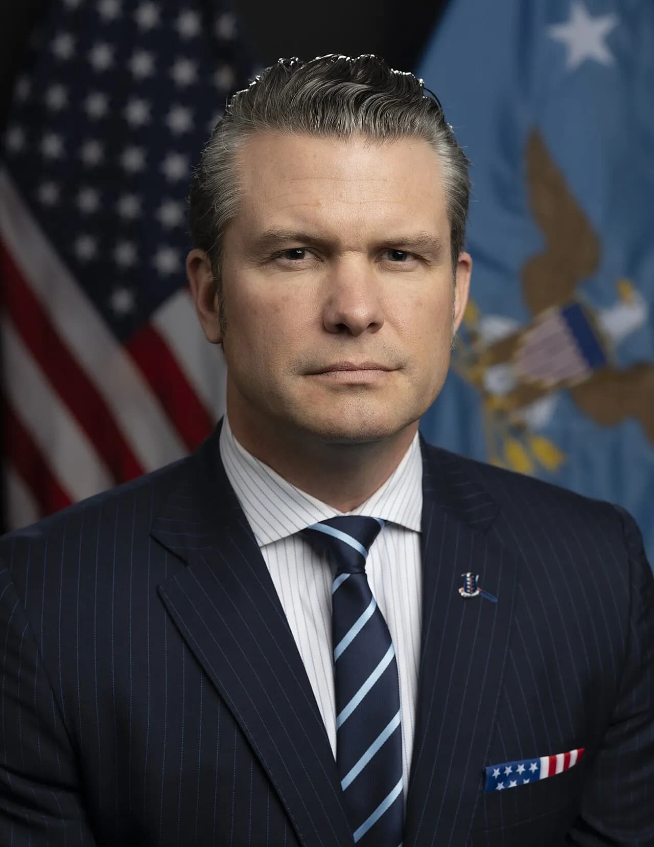 Officielt portræt af Pete Hegseth i hans egenskab som forsvarsminister. Billedet er taget i en professionel, formel sammenhæng.