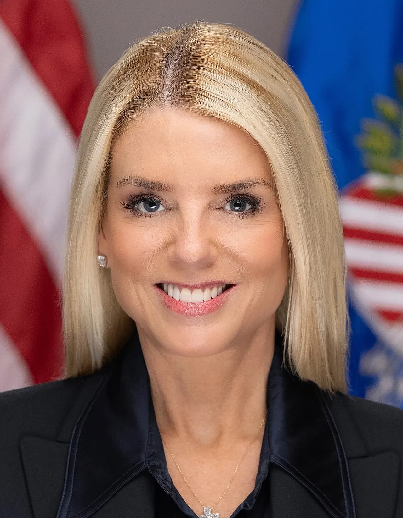 Officielt portræt af Pam Bondi, USA's justitsminister. Billedet er beskåret til portrætramme.