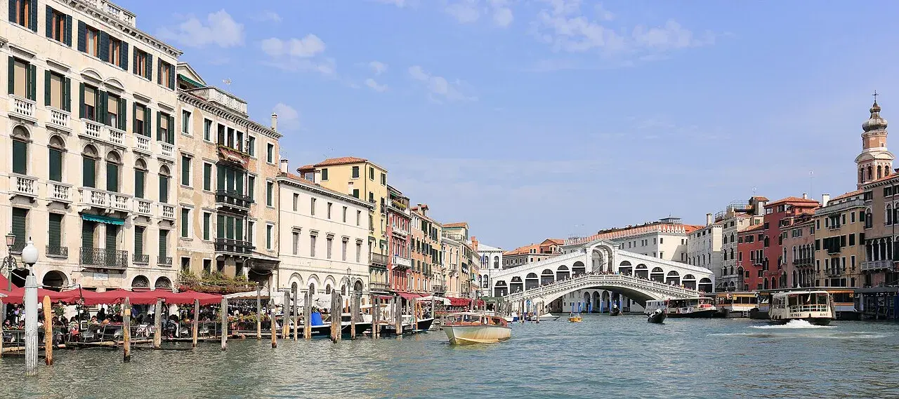 Udsigt over Canal Grande med Rialtobroen i forgrunden. Billedet viser en klassisk scene fra Venedig, som indgår i UNESCOs verdensarv.