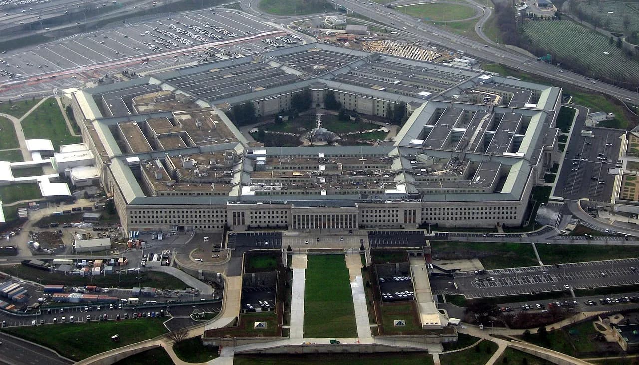 Pentagonet, hovedkvarteret for det amerikanske forsvarsministerium, set fra et fly i januar 2008. Billedet viser bygningens karakteristiske arkitektur og placering i Washington-området.