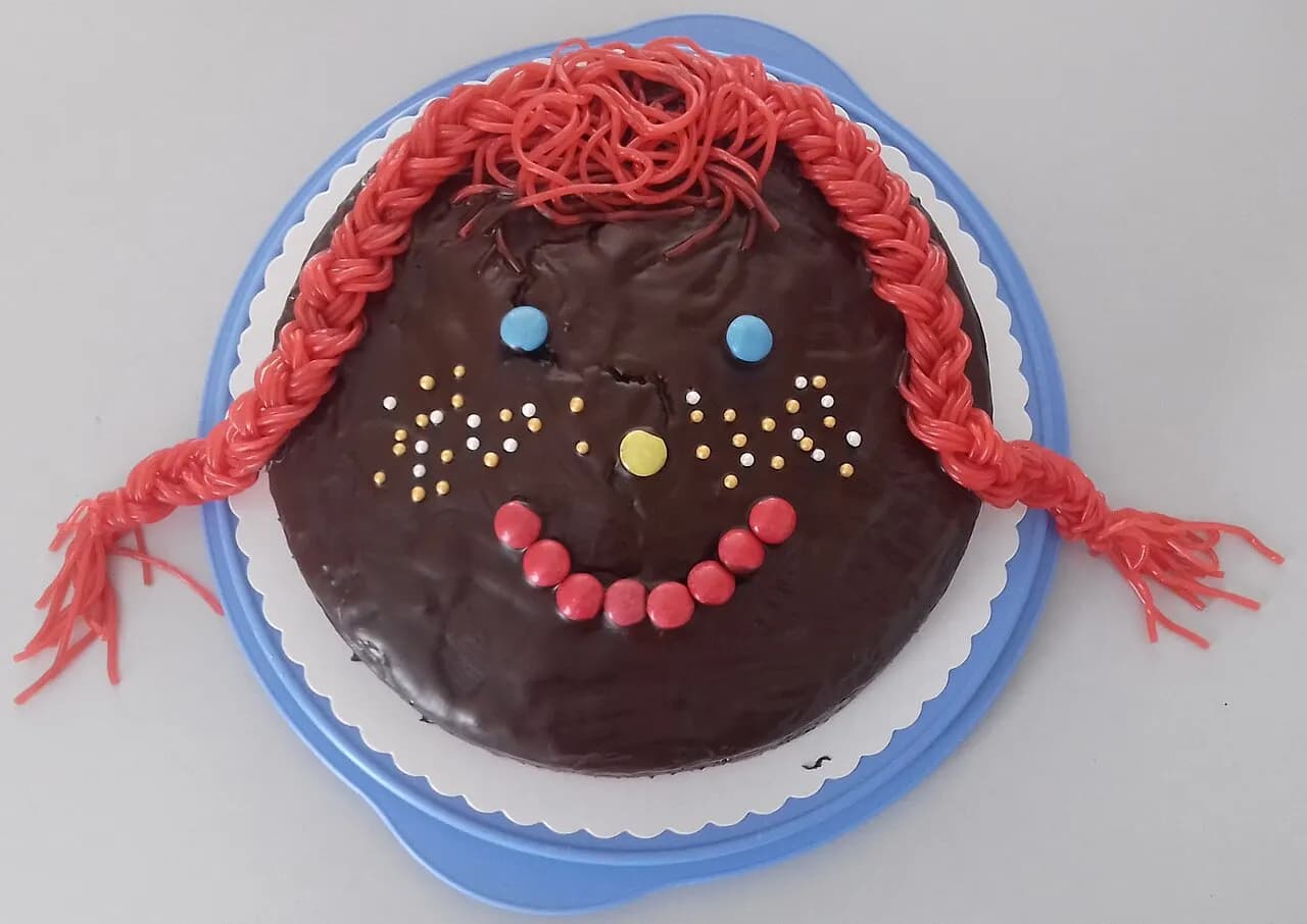 En kage dekoreret med motivet fra Pippi Langstrømpe. Billedet viser en kreativ og farverig fortolkning af figuren.