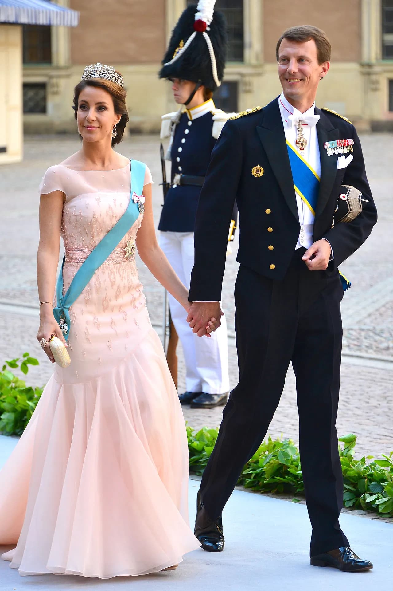 Prins Joachim og prinsesse Marie af Danmark ses på vej til slotkirken ved det kongelige palads i Stockholm. Billedet er taget før brylluppet mellem prinsesse Madeleine og Christopher O’Neill den 8. juni 2013.