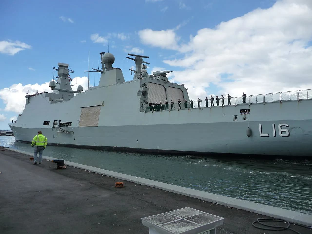 Et billede af den danske fregat L16. Fotografiet viser et militært fartøj fra den danske flåde.