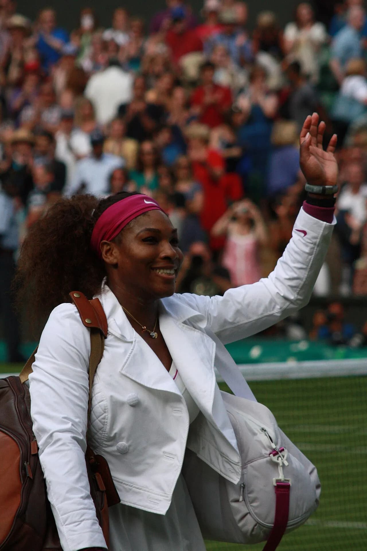 Serena Williams under Wimbledon 2012 på Day 10. Billedet viser hende i kampklar position på græsbanen.