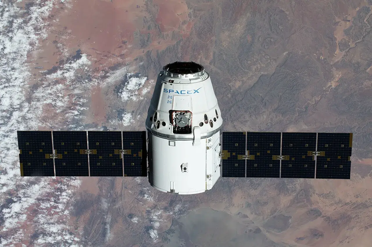 SpaceX CRS-20-missionens Dragon-resupplyskib ses på vej mod den Internationale Rumstation (ISS). Billedet viser rumfartøjerne i kredsløb over Namibia.