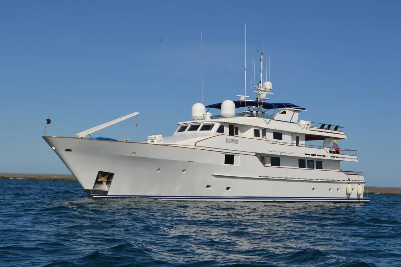 Luksusyachten Stella Maris ses her i et chartersammenhæng. Billedet fremhæver yachtens stilrene design og maritime miljø.