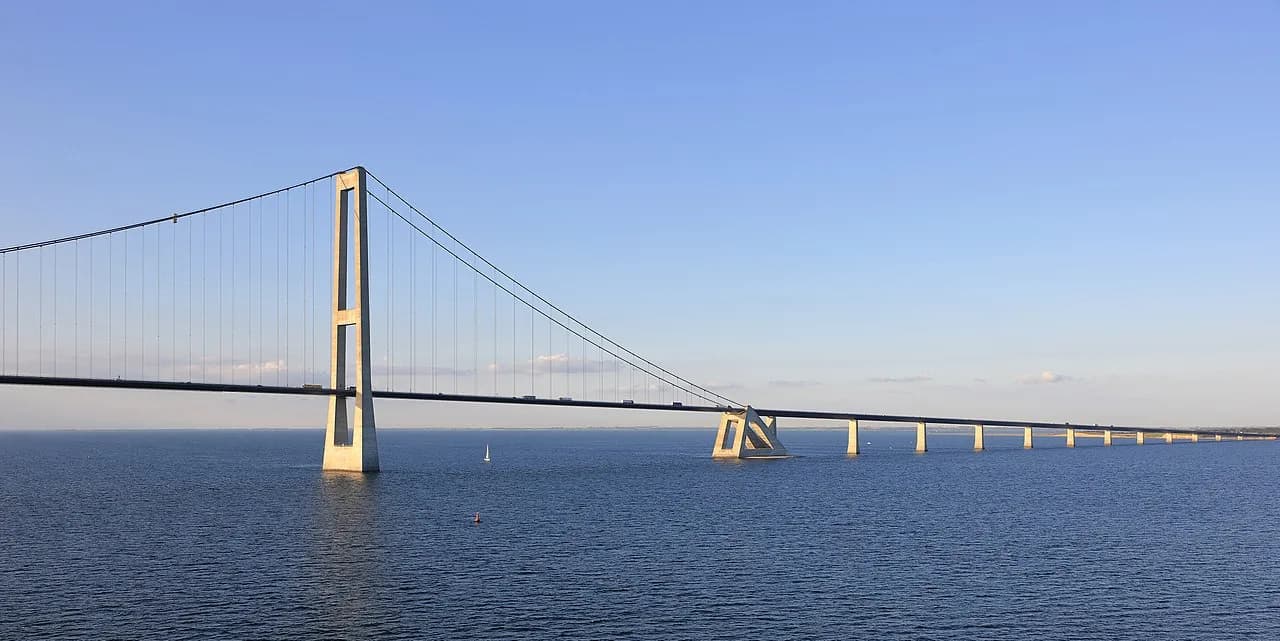 Udsigt over Storebæltsbroens østlige del, hvor broens konstruktion tydeligt fremstår mod himlen. Billedet viser en central forbindelse mellem landsdelene i Danmark.