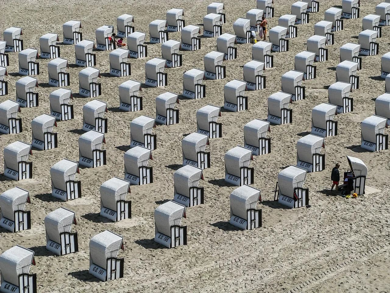 Strandstole ved kysten i Sellin på den tyske ø Rügen. Billedet fanger en rolig strandstemning en sommerdag.