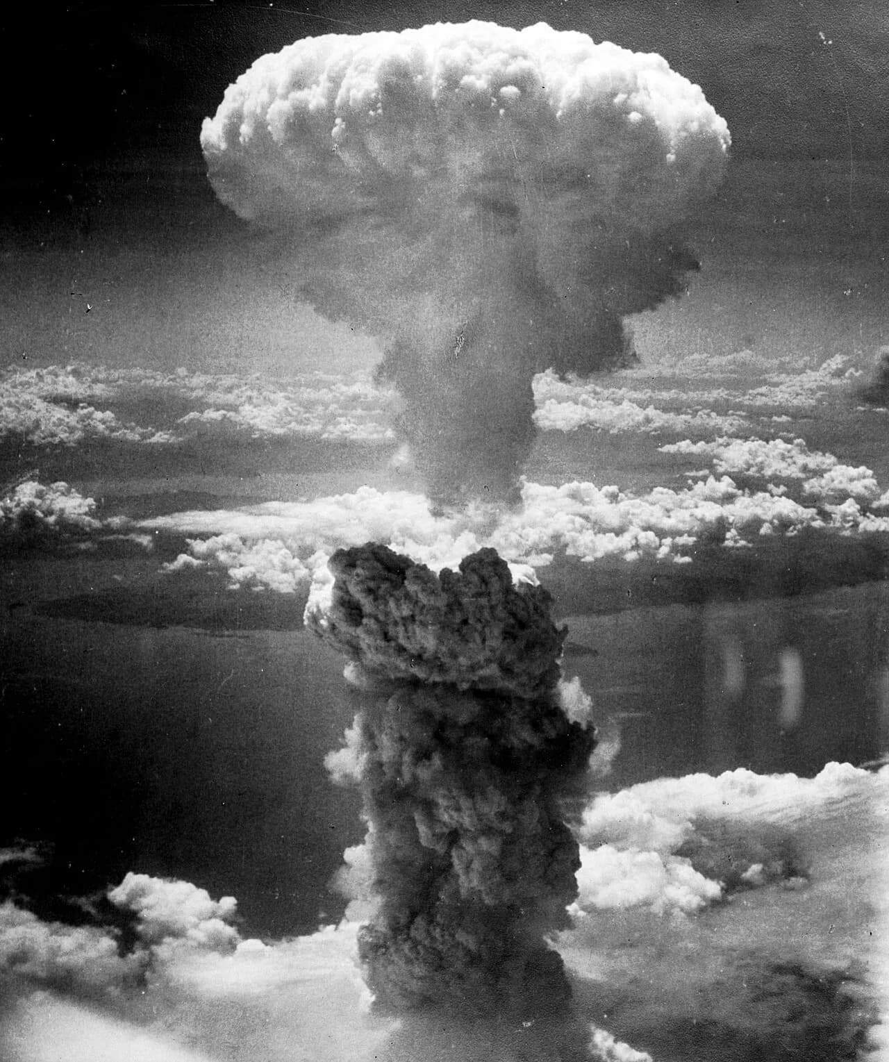 En svampesky ses over Nagasaki efter den atombombe, der blev kastet 9. august 1945. Billedet er taget fra nordvest.