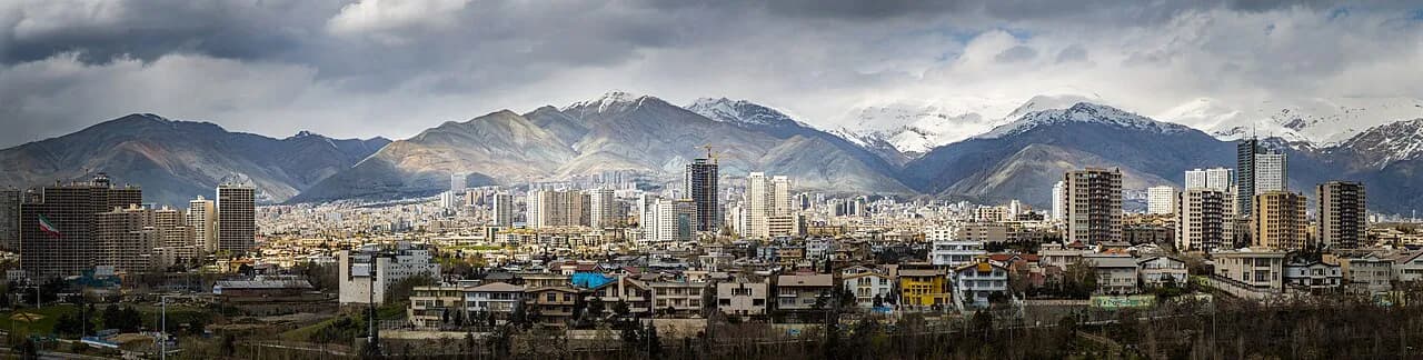 Panoramabillede af Teheran i en klar periode efter regn, hvor byen fremstår særligt ren og overskuelig. Udsigten fremhæver skyline og de nordlige områder.