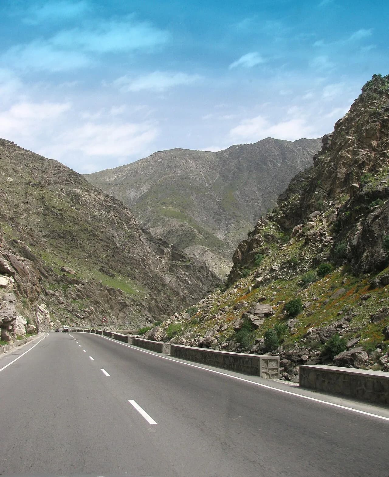 En vej forbinder Jalalabad og Kabul og viser landskabet langs ruten. Billedet illustrerer transportvejen gennem det østlige Afghanistan.