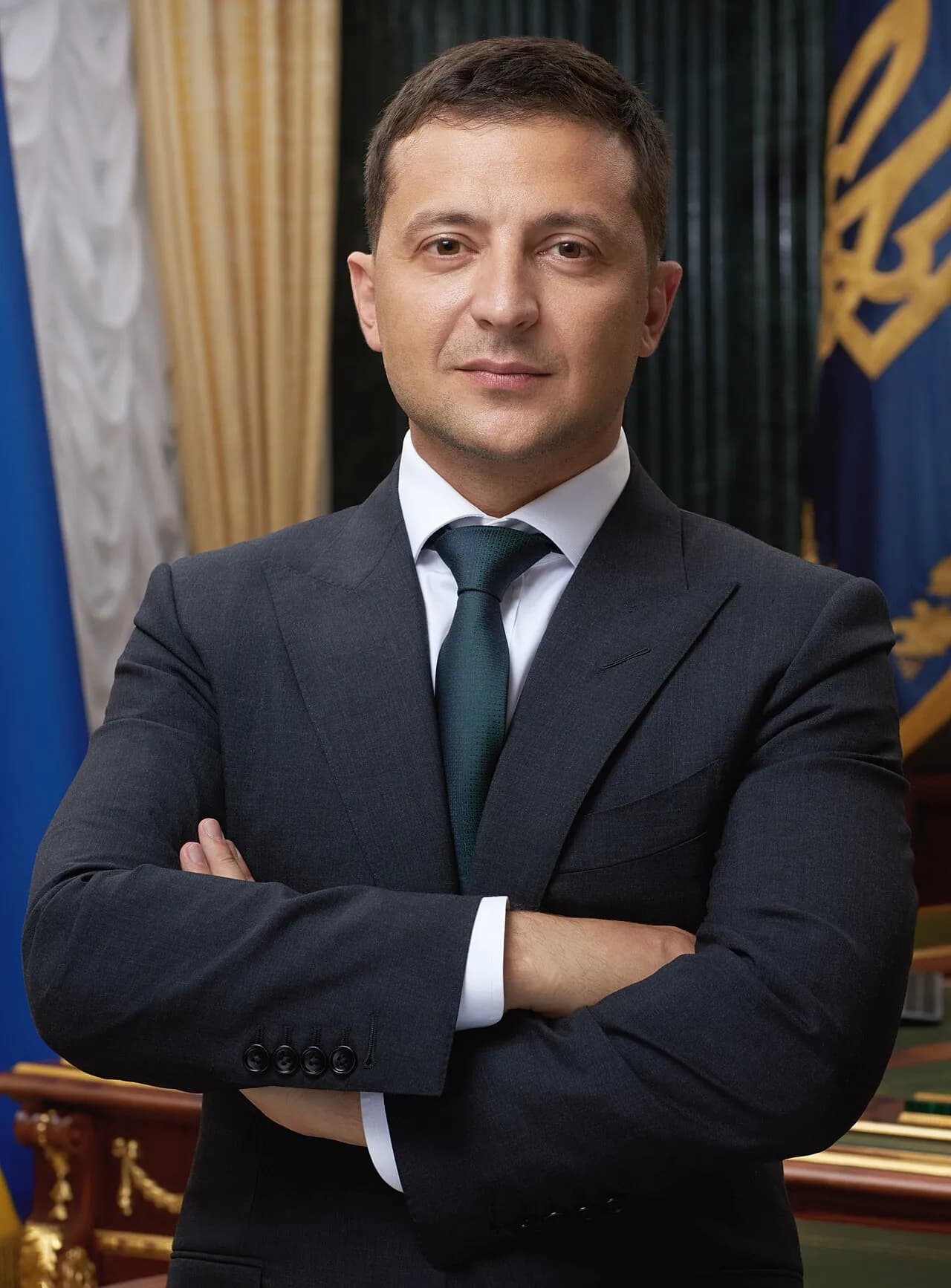 Officielt portræt af Volodymyr Zelenskyj. Billedet er tilgængeligt på Wikimedia Commons under en Creative Commons-licens.