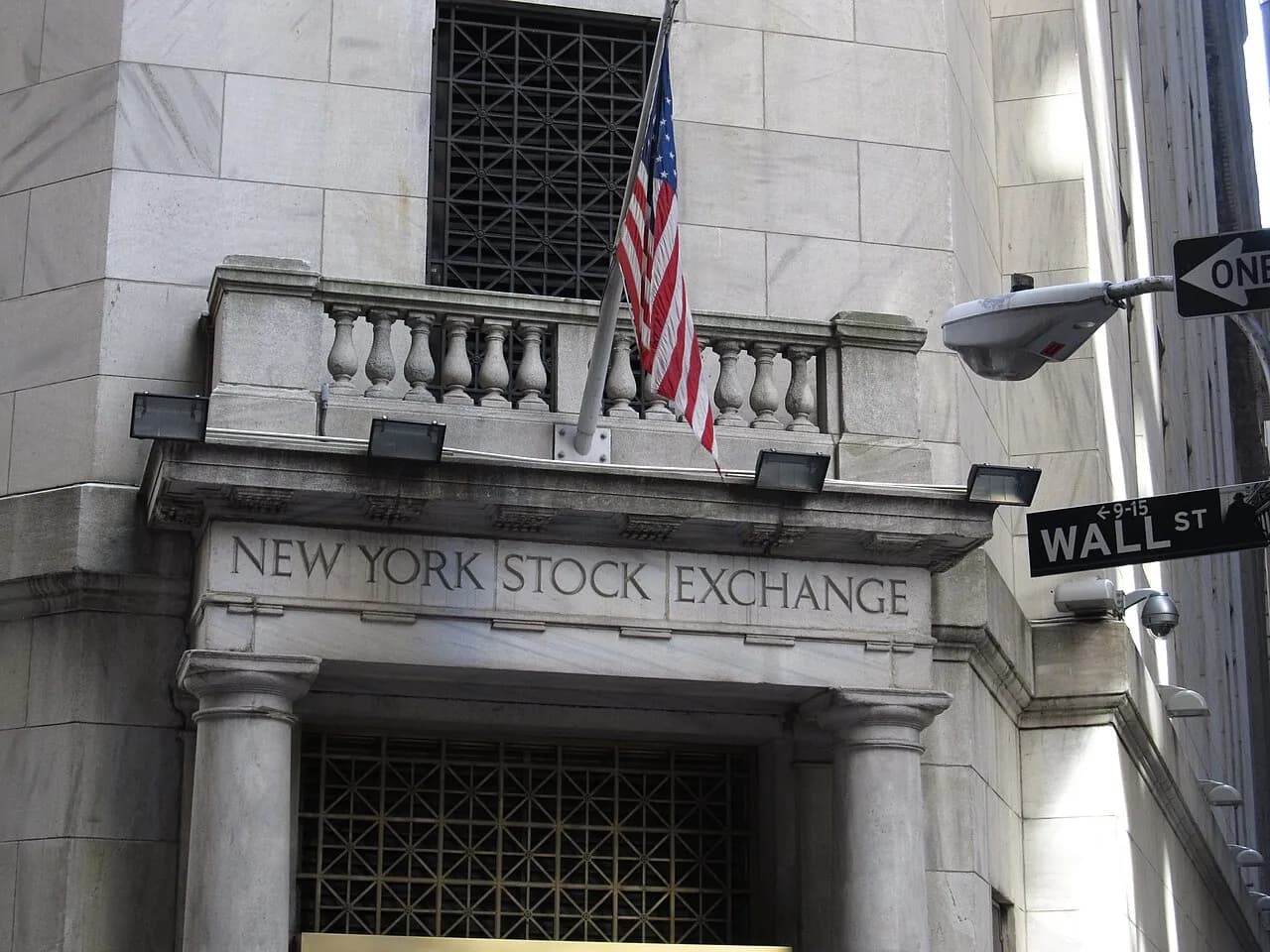 Wall Street og New York Stock Exchange i New York City – et ikonisk motiv, der understreger finansens centrum og børsens globale betydning.