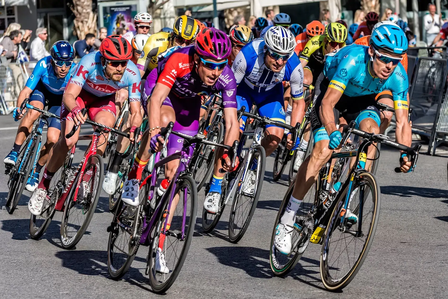 Arnaud De Lie under præsentationen af holdet før Omloop Het Nieuwsblad 2025 i Gent. Billedet viser cykelrytteren i en professionel sammenhæng.