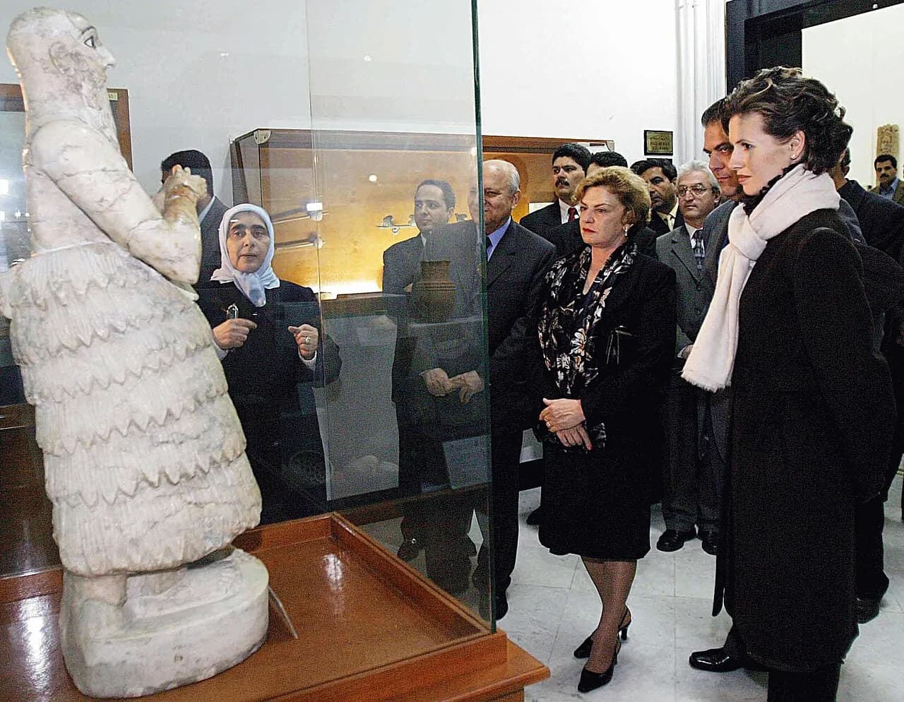 Asma al-Assad, Syriens førstedame, sammen med Marisa Leticia, Brasiliens førstedame, under et besøg i Det Nationale Museum i Syrien. De to kvinder ser ud til at være i en positiv og venlig samtale.
